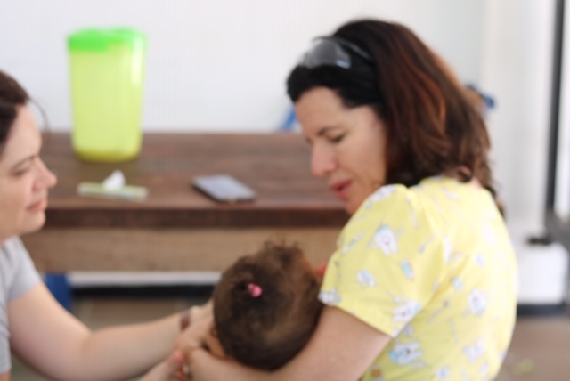 Medicos com bebê de uma refugiada da Venezuela