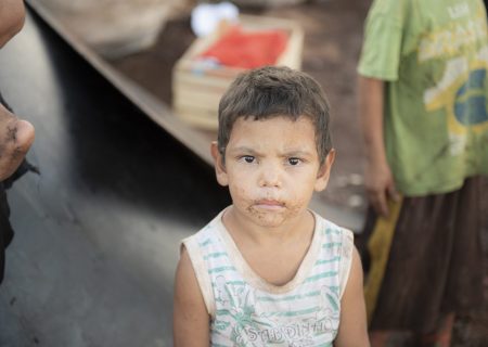 Criança e família assistida no Paraguai